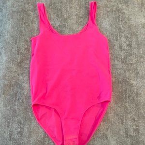 SKIMS ESSENTIAL SCOOP NECK BODYSUIT